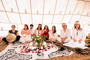 Cérémonie autour du feu au Festival du Chamanisme